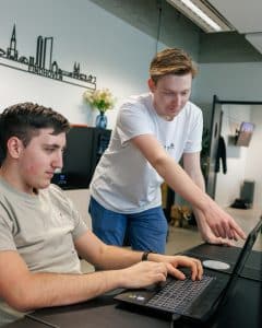Teamlid meekijkend op laptop - Google Consent Mode V2 - JKC Media