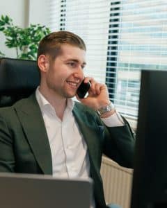 Justin bellend achter bureau - wat kost een website - JKC Media