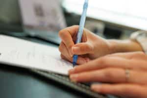 Schrijven-op-een-notitieblok-employer-branding-strategie-JKC-Media.jpg