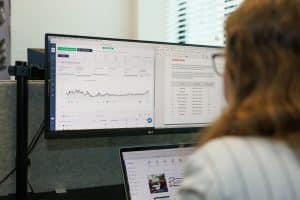 Aan-het-werk-met-SEO-achter-een-pc-doelgroep-bepalen-JKC-Media