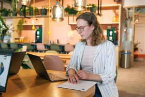 Achter-laptop-aan-de-slag-trends-in-seo-JKC-Media