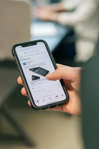 Mobiel-in-de-hand-met-LinkedIn-open-social-inhaakkalender-2025-JKC