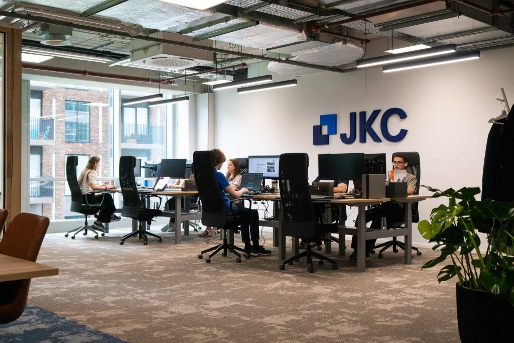 Afbeelding van team JKC op kantoor.